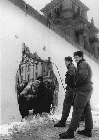 Berliners learn the value of friendship. Attribution: Bundesarchiv, Bild 183-1990-0105-029 / Reiche, Hartmut / CC-BY-SA