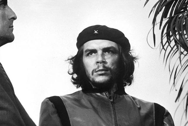 In lieu of worldwide communist revolution, Che considers various t-shirt designs to memorialise himself.